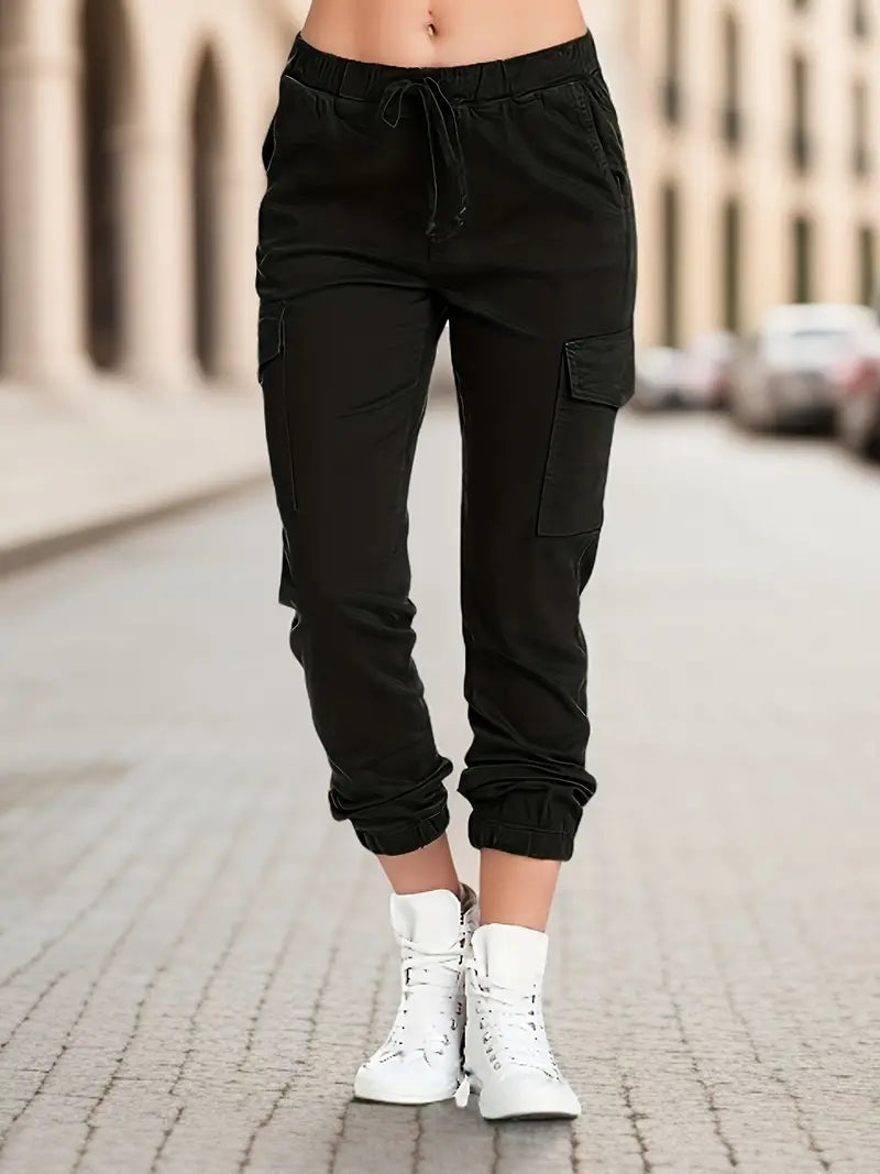 Schwarze Damen-Cargohose, elastischer Bund, Seitentaschen, lässiger Stil, Straßenhintergrund.