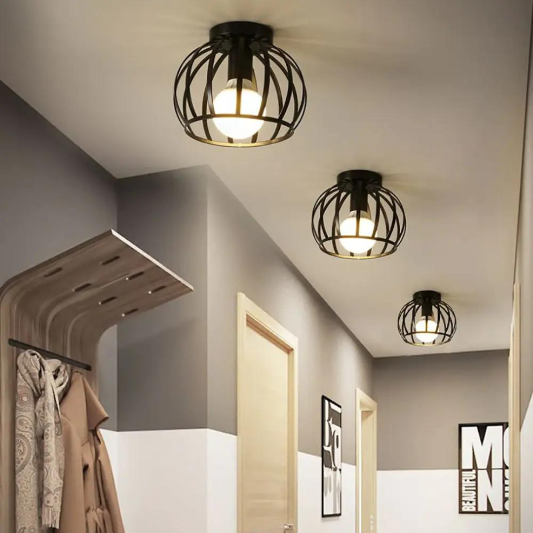 Schwarze Deckenleuchte im modernen Flur, kugelförmiges Design, LED-Beleuchtung.