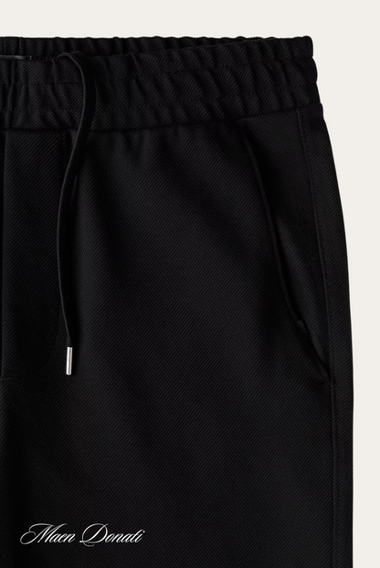 Schwarze Jogginghose aus Baumwolle mit Kordelzug, seitlichen Taschen, sportlich, bequem.