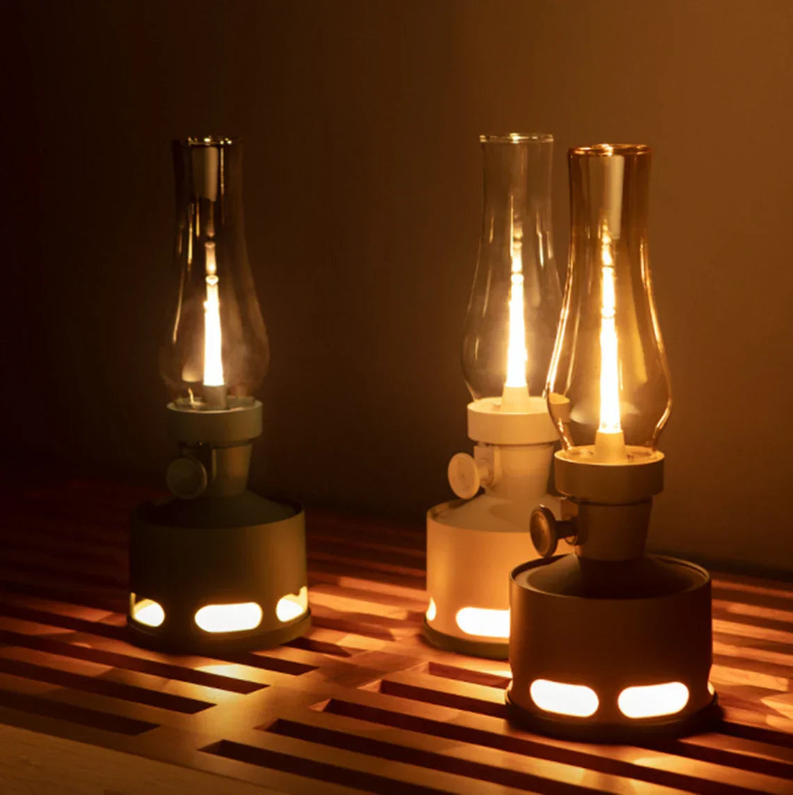 Drei Vintage-Öllampen aus Glas und Metall, warmes Licht, Retro-Dekor, Tischbeleuchtung.