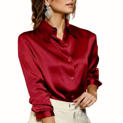 Frau in roter Satinbluse, lange Ärmel, elegantes Design, modische Damenbekleidung.