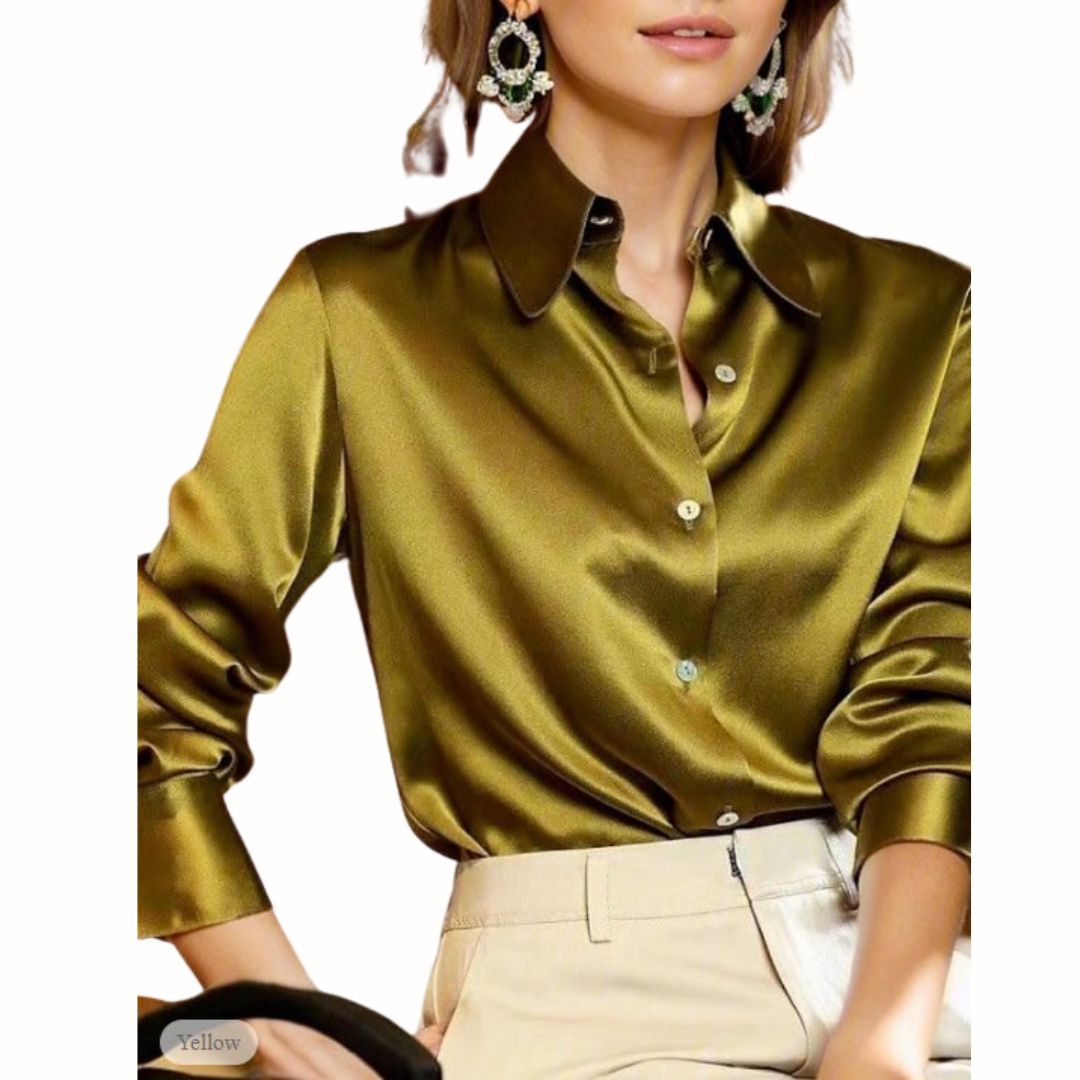 Frau in goldener Seidenbluse, elegante Mode, lange Ärmel, Knopfleiste, stilvolle Ohrringe.
