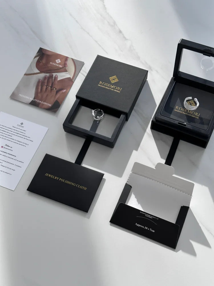 Schwarzer Schmuckring in eleganter Geschenkbox, Rosimori-Logo, luxuriöse Verpackung.