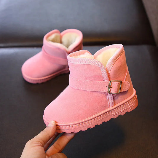 Rosa Kinder-Winterstiefel aus Wildleder mit Schnalle, warm gefüttert, rutschfeste Sohle.