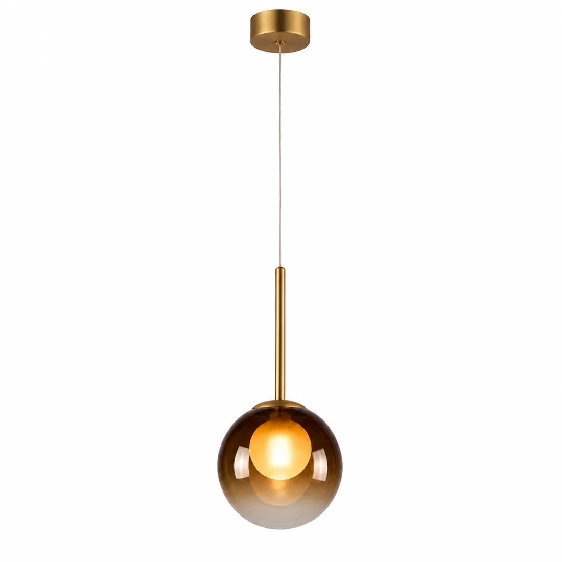 Tänd bärnstensfärgad glasklotslampa med mässingsstav och takfäste mot vit bakgrund 9