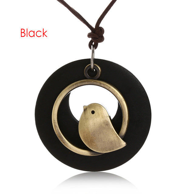 Schwarze Lederkette mit goldfarbenem Vogelanhänger, handgefertigt, Vintage-Stil, Unisex.