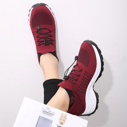 Rote Damen-Sneaker, atmungsaktiv, bequem, mit weißer Sohle, ideal für Sport und Freizeit.