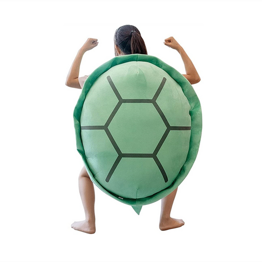 Frau mit grünem Schildkröten-Kostüm, muskulös, Rückenansicht, lustiges Tierkostüm.