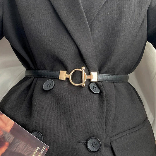 Schwarzer Blazer mit elegantem Ledergürtel und goldener Schnalle, Damenmode.