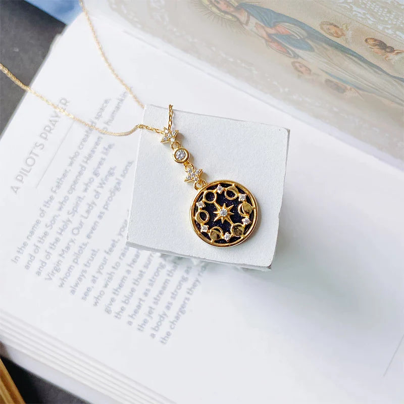 Goldene Halskette mit rundem Anhänger, Sternmotiv, Zirkonia, elegantes Schmuckdesign.
