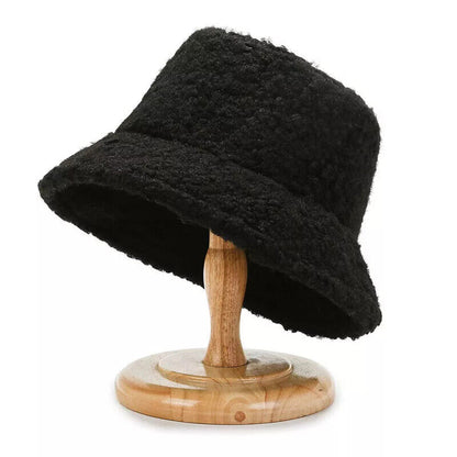 Schwarzer Damen-Bucket-Hut aus Wolle auf Holzständer, modisch und elegant.
