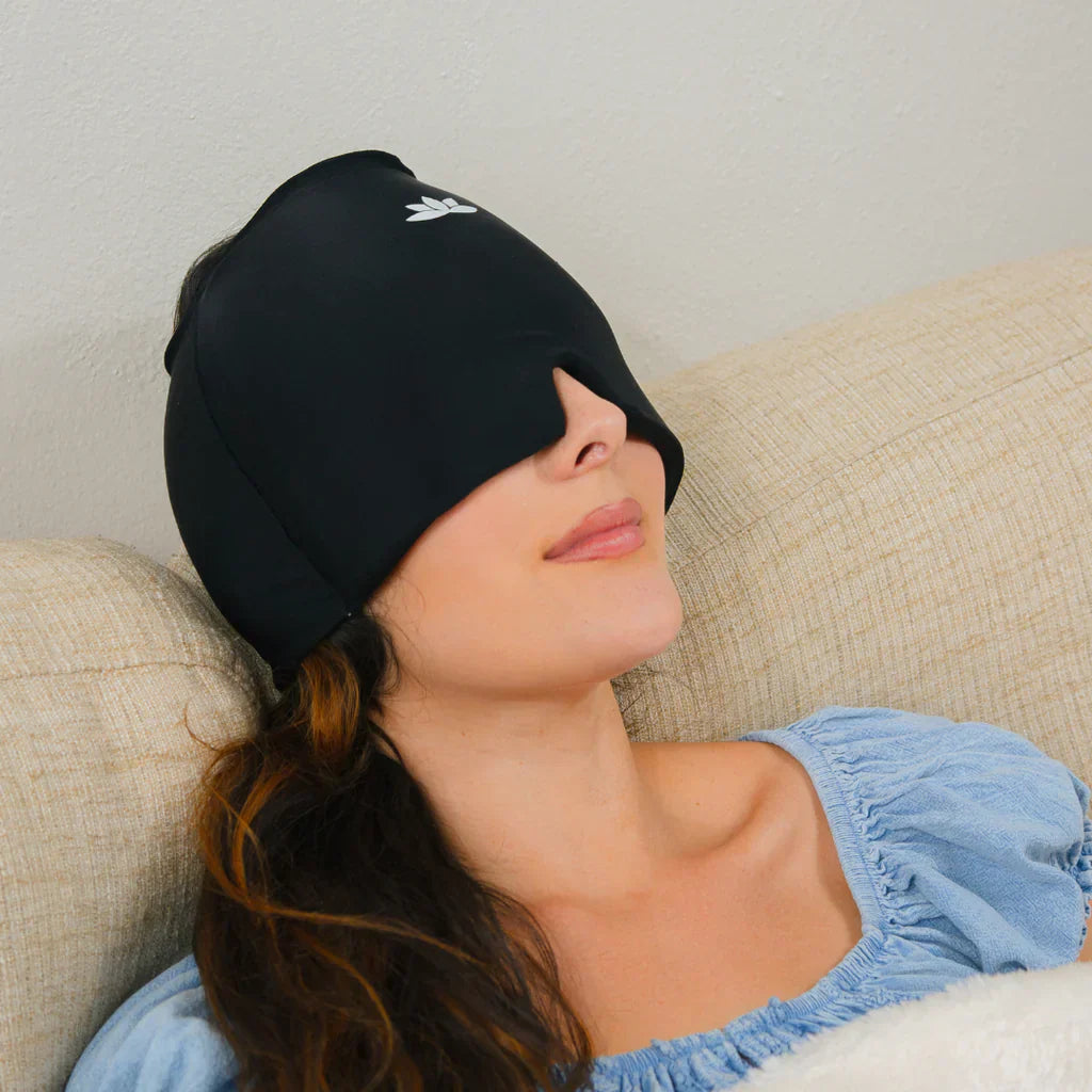 Frau trägt schwarze Schlafmaske auf Sofa, Entspannung, Schlafhilfe, bequem, Augenbinde.