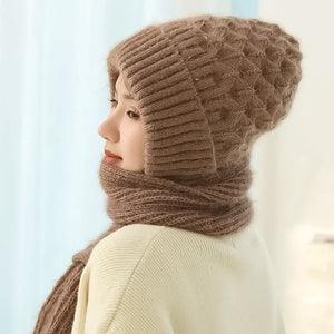 Frau mit brauner Strickmütze und Schal, Wintermode, warm, gemütlich, seitliches Profil.