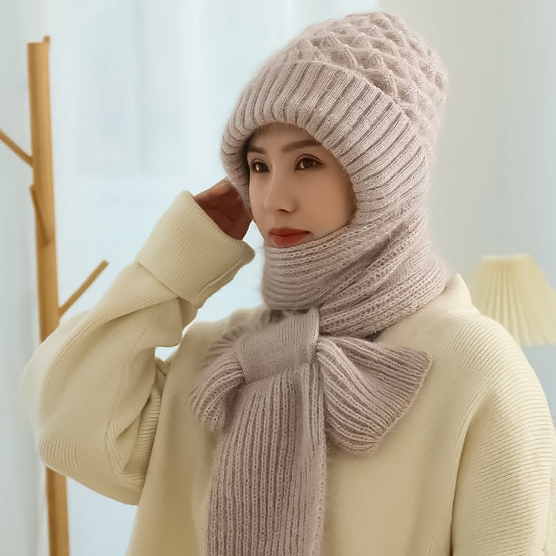 Frau mit beigem Strickmütze und Schal, Wintermode, warme Kleidung, gemütlich, stilvoll.