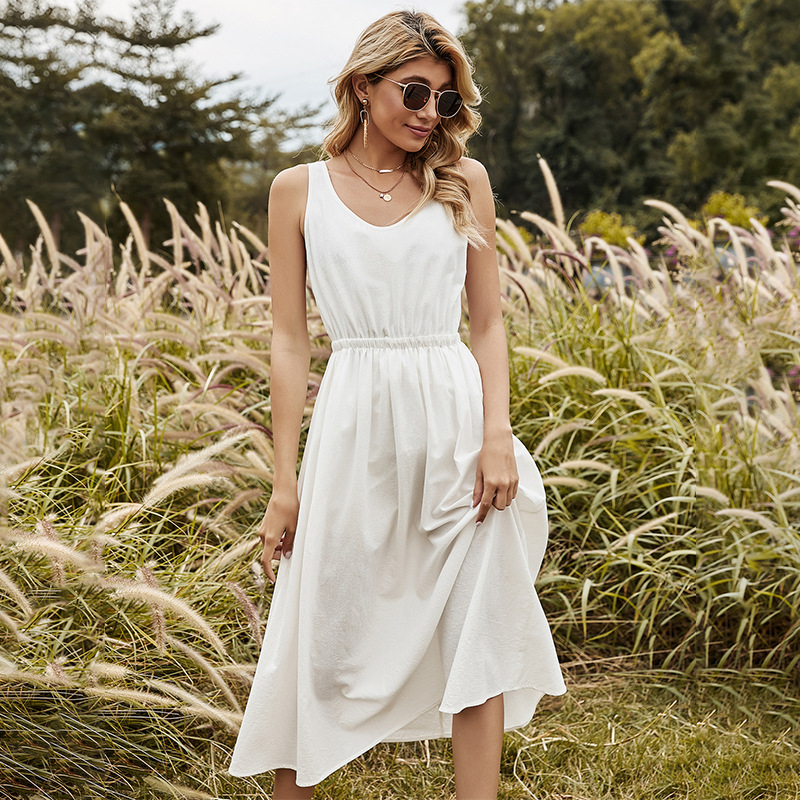 Frau in weißem Sommerkleid, Sonnenbrille, Naturhintergrund, Mode, Freizeitkleidung