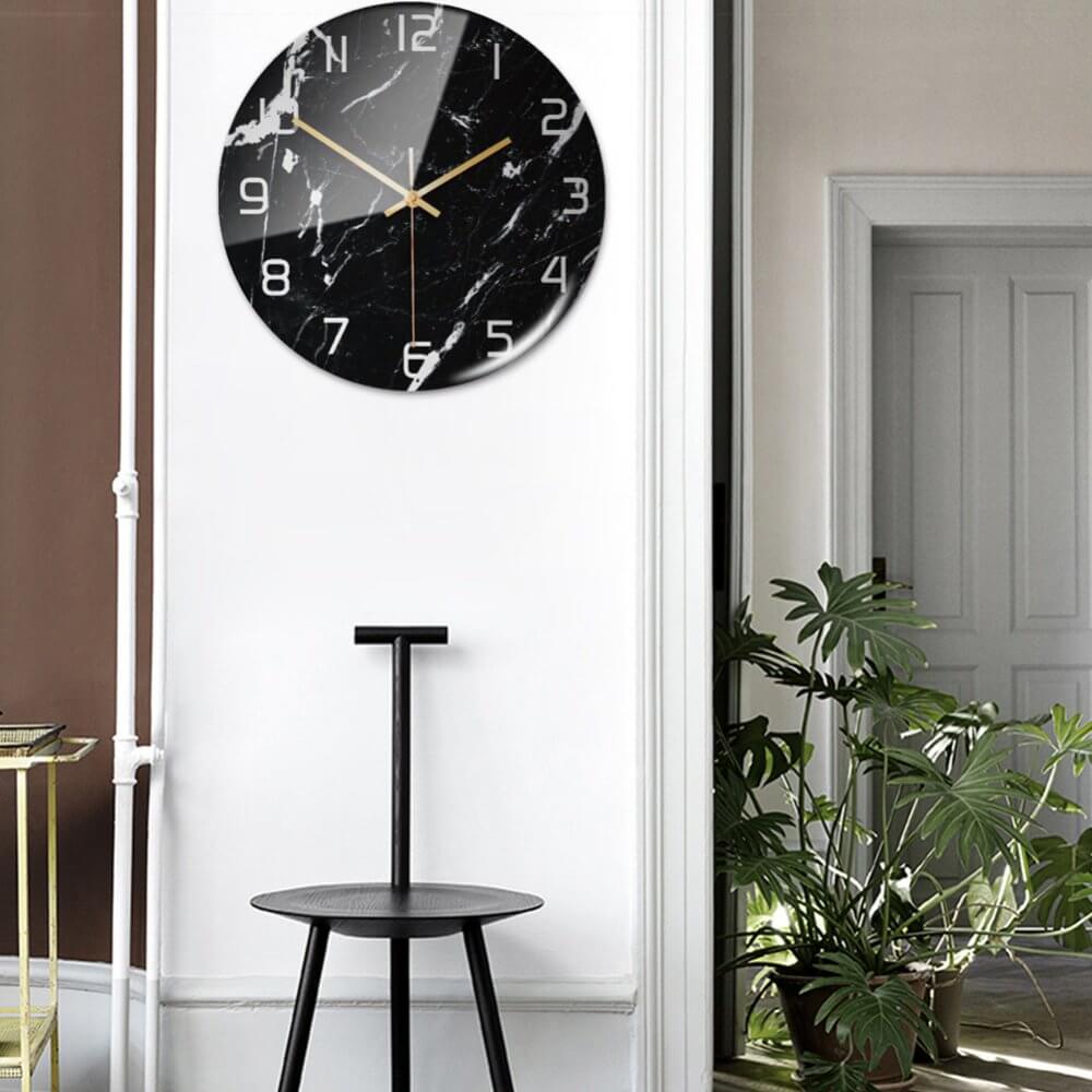 Schwarze Wanduhr aus Marmor mit goldenen Zeigern, modernes Design, Wohnzimmerdekoration.