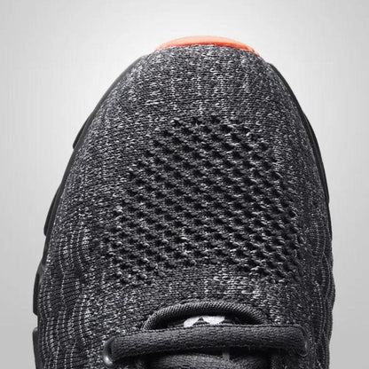 Schwarzer Sportschuh mit atmungsaktivem Mesh-Obermaterial, Nahaufnahme, modisch, bequem.