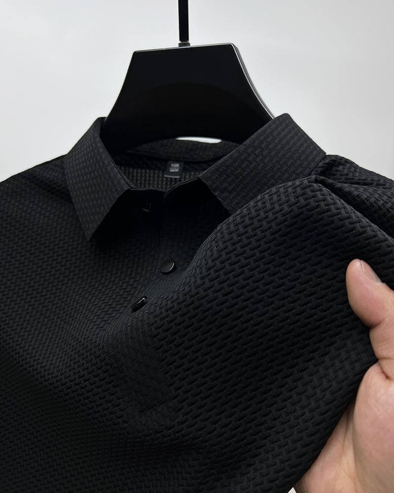 Schwarzes Herrenhemd, strukturiertes Gewebe, Knopfleiste, elegantes Design, auf Kleiderbügel.