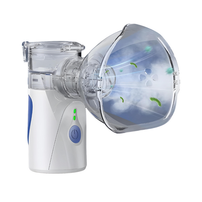 Tragbarer weißer Inhalator mit blauem Knopf, transparentem Mundstück, ideal für Atemtherapie.