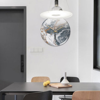 Moderne Wanduhr mit Marmor-Design, graue und weiße Töne, hölzerne Zeiger, stilvolle Dekoration.