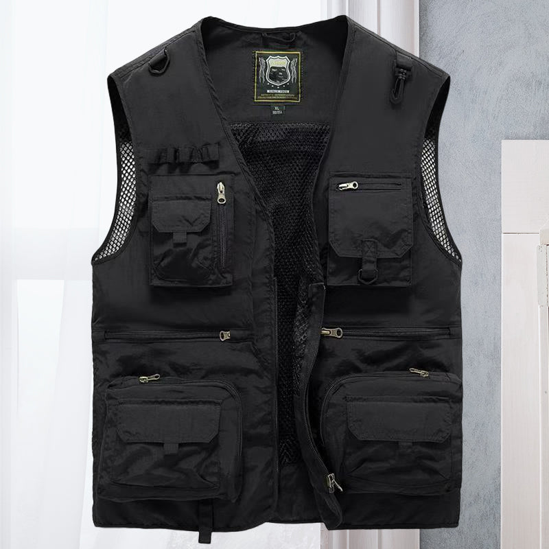 Schwarze taktische Weste mit mehreren Taschen, Reißverschlüssen, Mesh-Futter, Outdoor-Bekleidung.