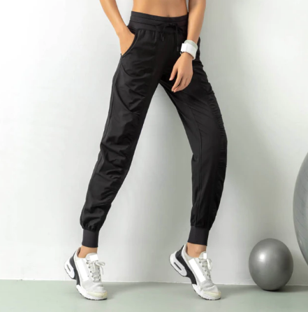 Damen Jogginghose Schwarz, Sportbekleidung, elastisch, bequem, mit Taschen, Fitnessmode.
