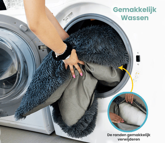 Person legt graues, waschbares Hundebett in Waschmaschine.