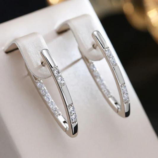 Silberne Creolen mit Zirkonia-Steinen, eleganter Schmuck, Ohrringe für Damen, glänzend.