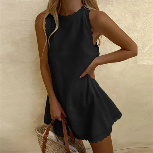 Frau in schwarzem ärmellosen Sommerkleid mit Korbtasche, modisch, elegant, Freizeitkleidung.