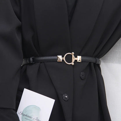 Schwarzer Ledergürtel mit goldener Schnalle, Damenmode, elegantes Accessoire, stilvoll.