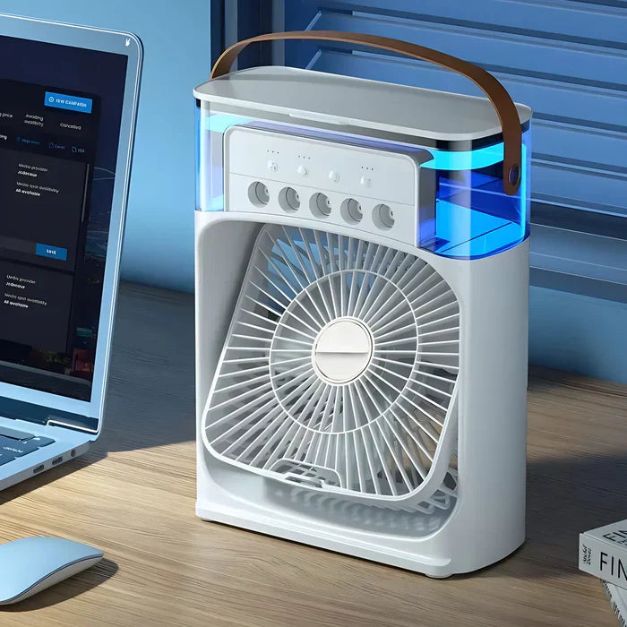 Tragbarer weißer Ventilator mit LED-Licht und Ledergriff auf Schreibtisch neben Laptop.