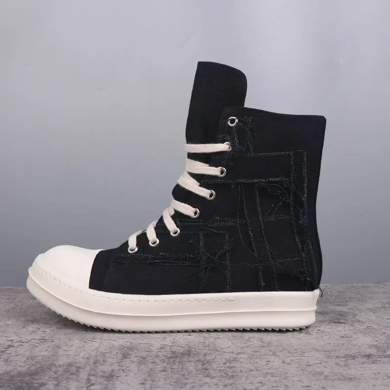 Schwarzer High-Top-Sneaker mit weißen Schnürsenkeln und Gummisohle, modisch, unisex.