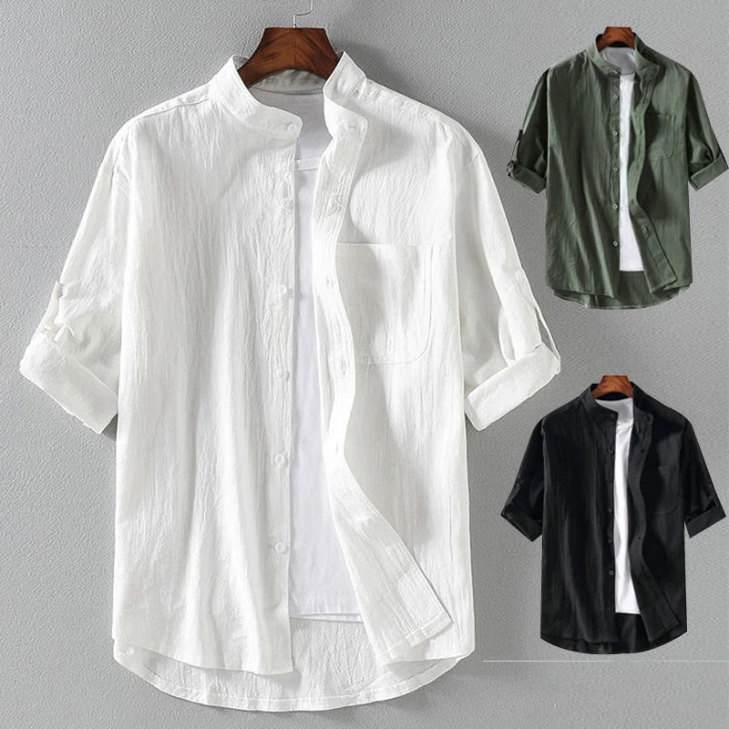 Weiße Herren-Leinenhemd mit Stehkragen, kurzärmlig, lässig, ideal für Sommermode.