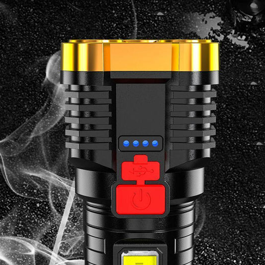 Schwarze LED-Taschenlampe mit goldenen Akzenten, USB-Anschluss, Power-Taste, rauchiger Hintergrund.