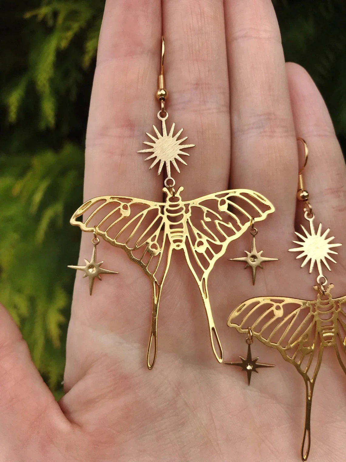 Goldene Schmetterling-Ohrringe mit Sternanhängern, filigranes Design, handgefertigter Schmuck.