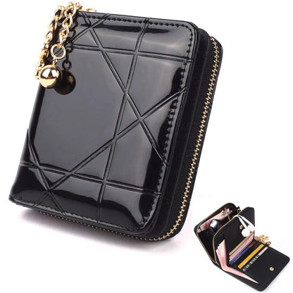 Schwarze Damen-Geldbörse aus Leder mit Reißverschluss, Kartenfächern und goldener Kette.