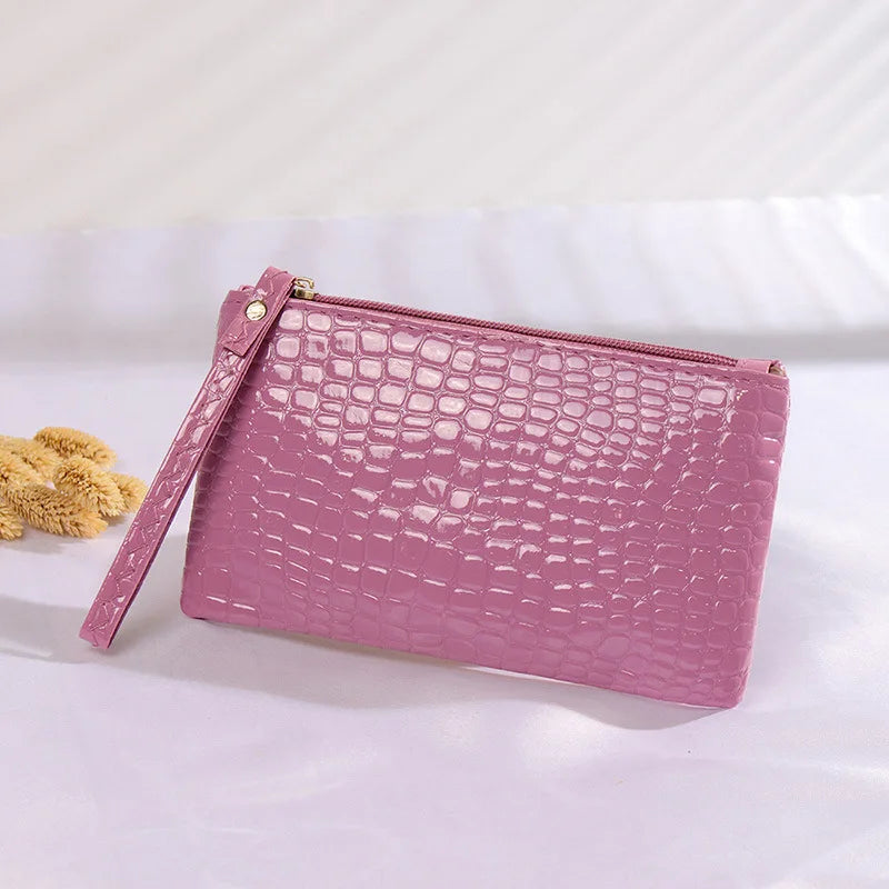 Rosa Clutch aus Kunstleder mit Krokodilprägung, elegant, modisch, Damenhandtasche.