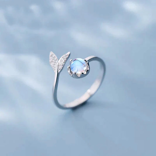 Silberring mit Mondstein und Blattdesign, eleganter Schmuck, Damenring, Geschenkideen.