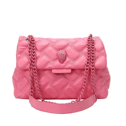 Rosa gesteppte Handtasche mit Kettenriemen, Damenmode, stilvoll, elegant, Accessoire.