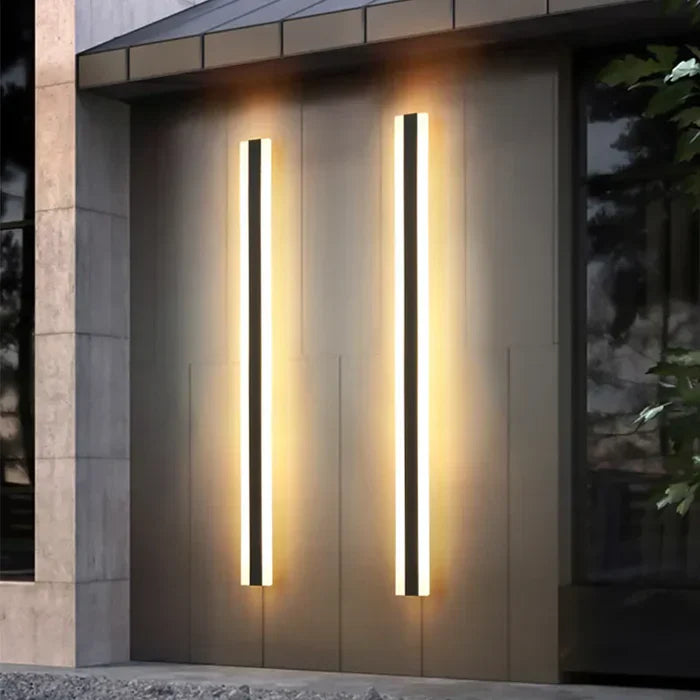 Moderne LED-Wandleuchte außen, vertikal, warmweiß, energiesparend, für Hausfassade.