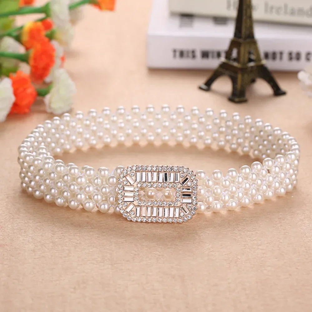 Perlen-Haarband mit Strass-Schnalle, elegant, weiß, modisches Accessoire, Damenmode.