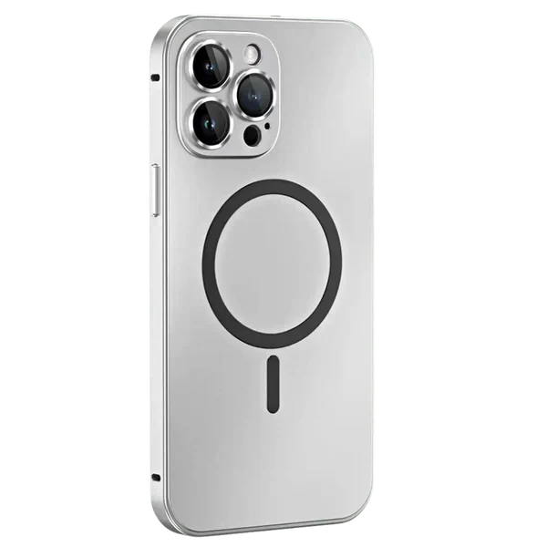 Silbernes iPhone mit MagSafe-Hülle, dreifache Kamera, modernes Design, Rückansicht.