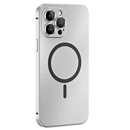 Silbernes iPhone mit MagSafe-Hülle, dreifache Kamera, modernes Design, Rückansicht.