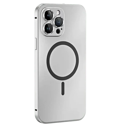 Silbernes iPhone mit MagSafe-Hülle, dreifache Kamera, modernes Design, Rückansicht.