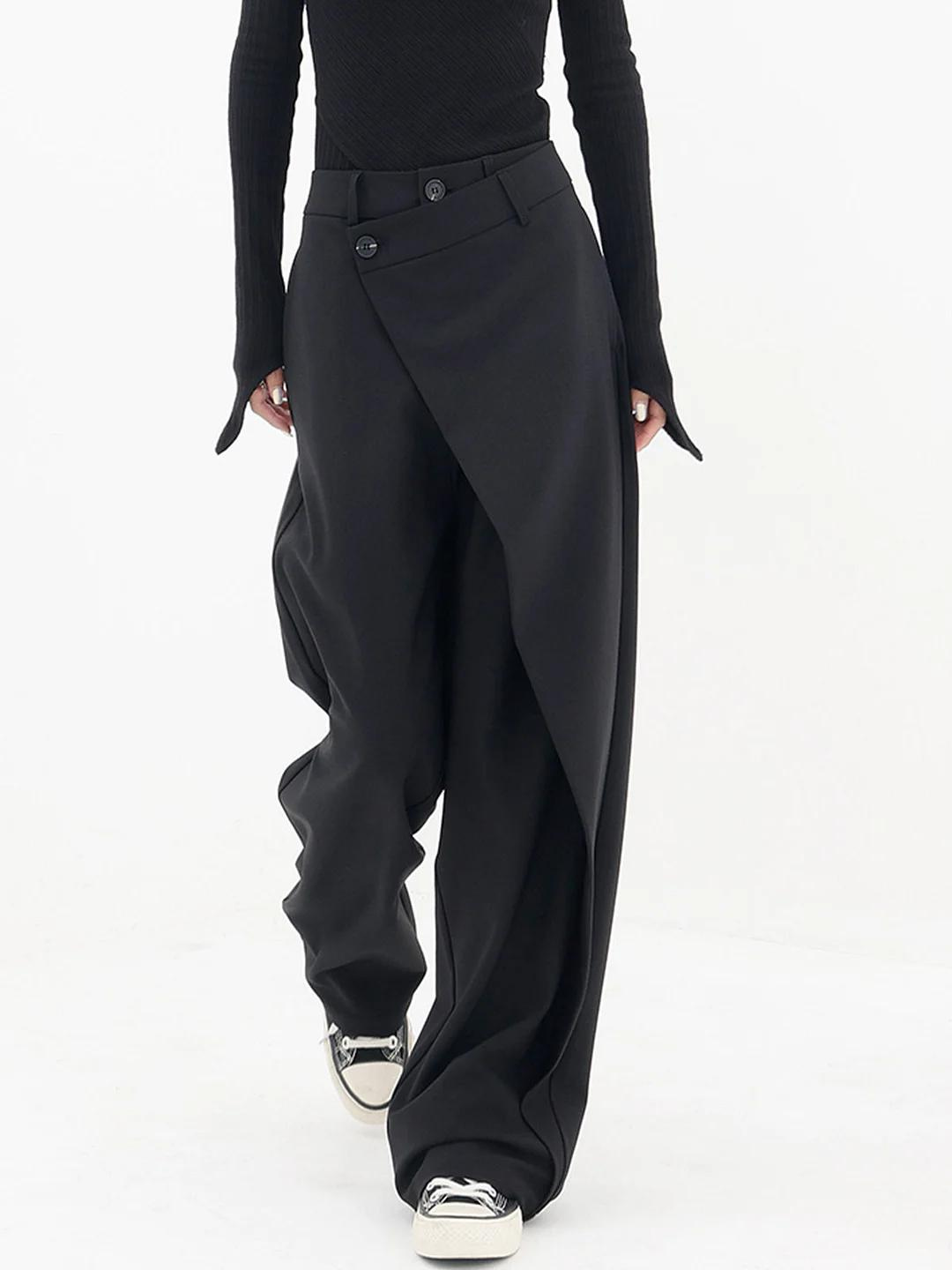 Schwarze, weite Damenhose mit asymmetrischem Design, eleganter Streetwear-Look.