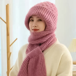 Frau mit rosa Strickmütze und Schal, Wintermode, gemütlich, warm, stilvoll, Innenraum.