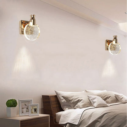 Moderne goldene Wandleuchte im Schlafzimmer, LED, Glasdesign, elegante Beleuchtung, Innenraum.