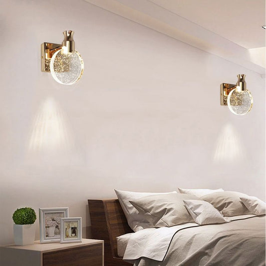 Moderne goldene Wandleuchte im Schlafzimmer, LED, Glasdesign, elegante Beleuchtung, Innenraum.