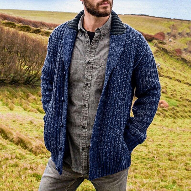 Mann in blauer Strickjacke und grauem Hemd in ländlicher Landschaft, Herrenmode, Outdoor-Bekleidung.