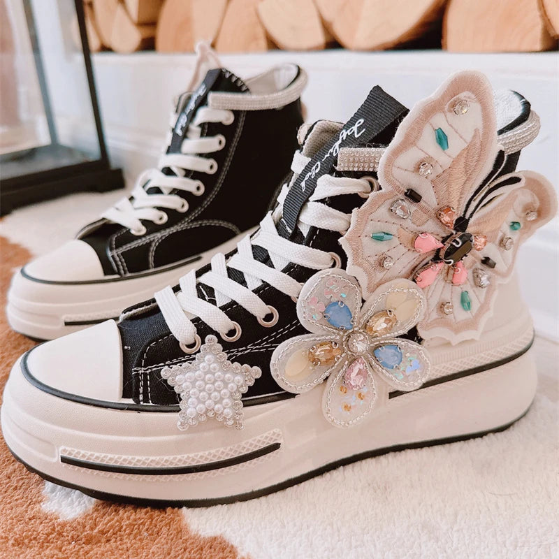 Schwarze High-Top-Sneaker mit Schmetterlings- und Blumenverzierung, Damenmode, trendy Design.